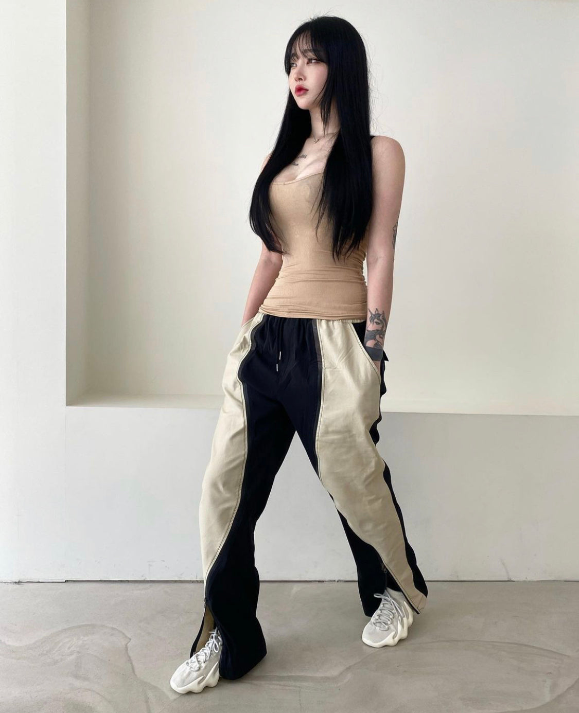 CUT LINE PANTS (BEIGE COLOR)