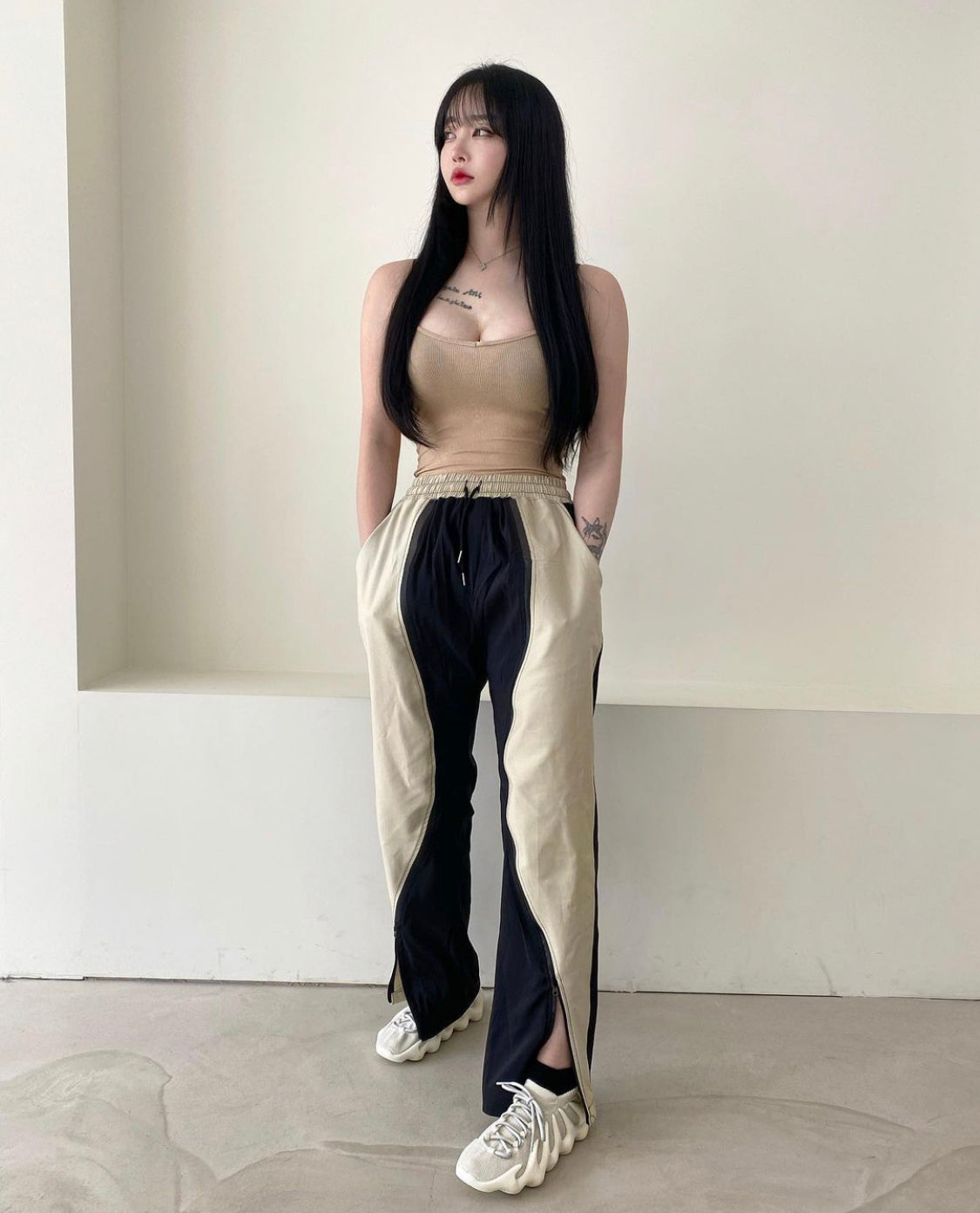 CUT LINE PANTS (BEIGE COLOR)